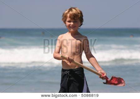 Garçon mignon avec pelle