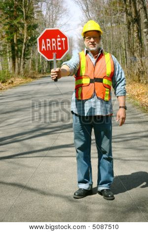 Senior Mann mit einem Halt in der hand