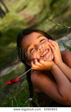 Latina menina bonitinha ao ar livre