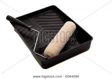 Een Pan verf met Roller op wit