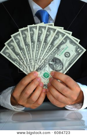Herrasmies tilan joukko Yhdysvaltojen $2 dollarin seteleitä