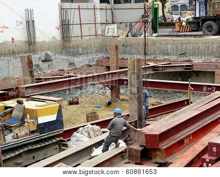 Using Steel Girders For A New Building Foundation