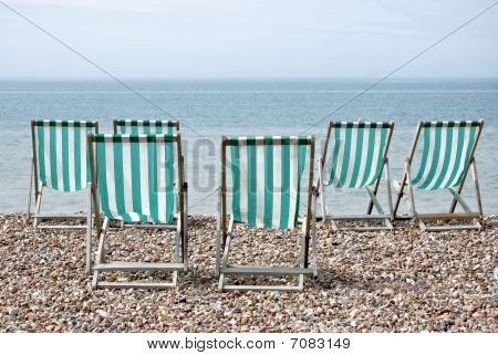 Kuusi Deckchairs merelle päin