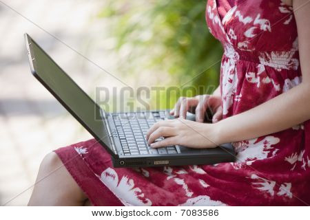 Kvinna utomhus med Laptop