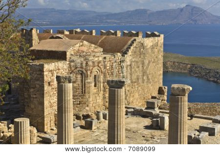 Oblast starověké Akropole Lindos z ostrova Rhodos, Řecko