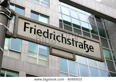 เครื่องหมายของ Friedrichstrasse ถนนชื่อดังในเบอร์ลิน เยอรมนี