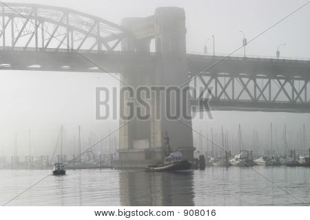 Vancouver Bridge nella nebbia
