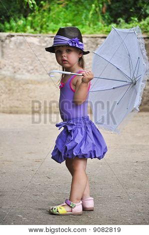 Menina criança com guarda-chuva