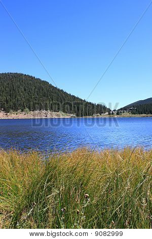 Lake gelegen tussen de bergen