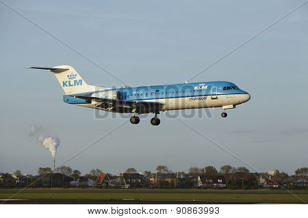 Amsterdam Airport Schiphol - Fokker 70 Of Klm Cityhopper Lands