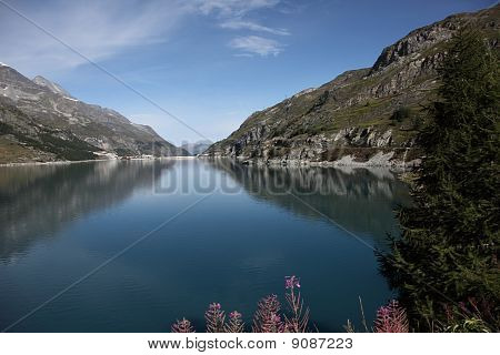 Alpine lake med reflektion