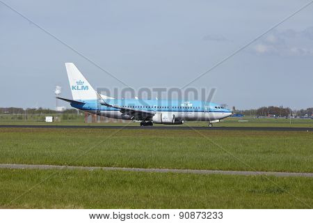 Amsterdam Airport Schiphol - Boeing 737 Of Klm Lands