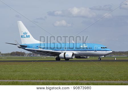 Amsterdam Airport Schiphol - Boeing 737 Of Klm Lands
