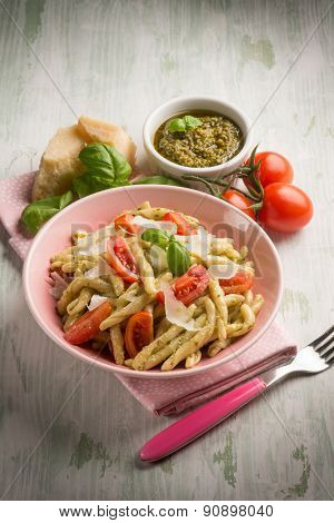 pasta with pesto  tomato e parmesan cheese flake