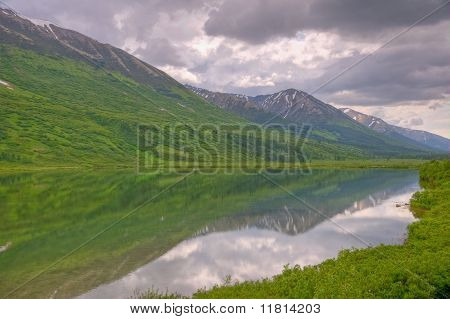 Lago riflesso In Chugach National Forest