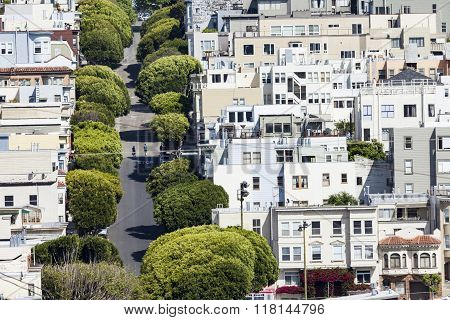 San Francisco, Usa - April 07: Lombard Street On Russian Hill On April 07, 2014 In San Francisco (us