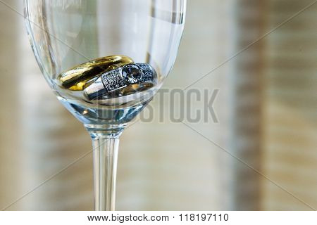 wedding ring daimond and ring gold in a champagne glass