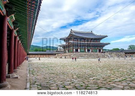 Gyeongbokgung Palace the best of attractions in korea