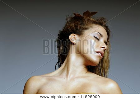 Bella ragazza etnica con trucco fantasia