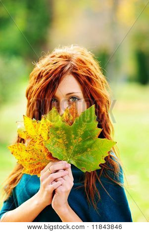 Bella donna autunno è consegna foglie