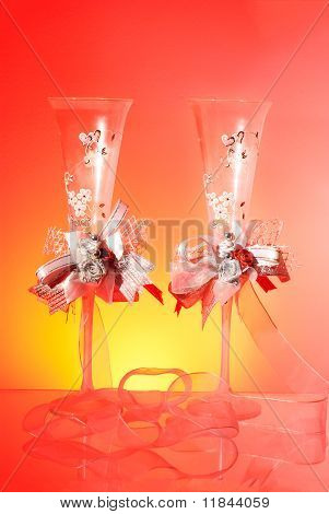 Bicchieri matrimoni su sfondo rosso