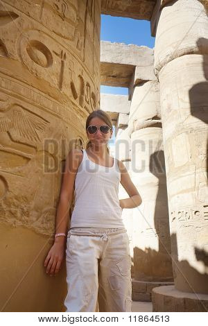 Turistico presso la grande sala ipostila al tempio di Karnak