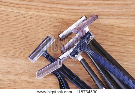 Throw away razor