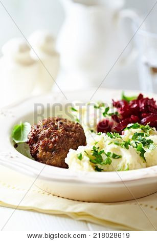 Frikadeller with mashed potatoes and beetroot salad