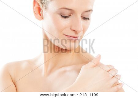 Hermosa mujer pasar su mano en su piel suave