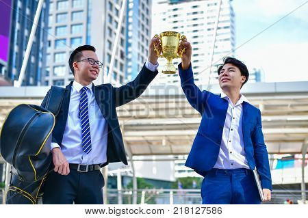 Concept Business people playing sports Businessmen are fighting in golf games.