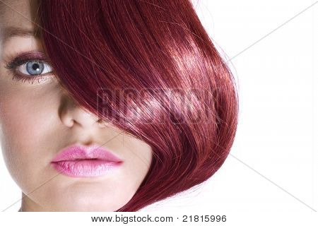 mulher bonita com cabelo ruby