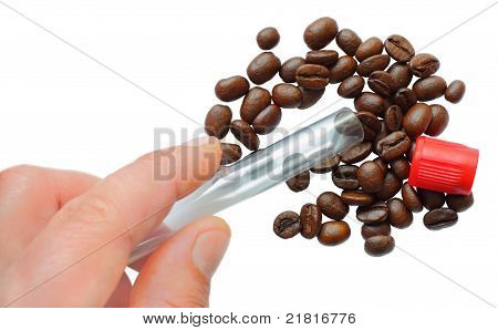 มือ Poured เมล็ดกาแฟออกจากท่อ