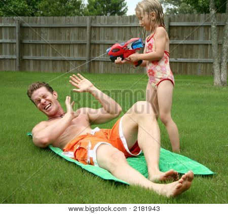 Baggård sjov som pigen Squirts far med Watergun