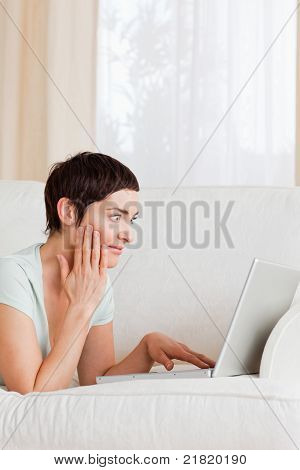 Surpised žena s notebookem
