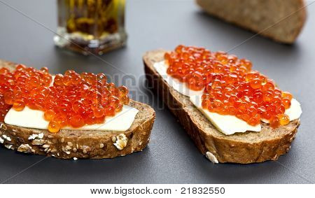 Panini con caviale rosso