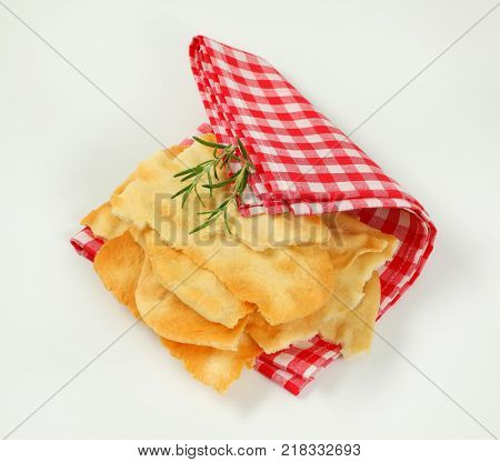 pieces of traditional Tuscan flatbread (Ghiottina Toscana) on checkered place mat