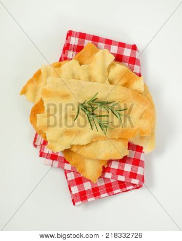 pieces of traditional Tuscan flatbread (Ghiottina Toscana) on checkered place mat