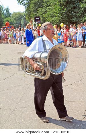 STARAJA RUSSA i Rusland - 9. juli: Ukendt mand på parade på byen dag Staraya Russa på juli 9, 2011 