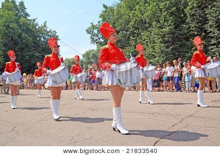 STARAJA RUSSA i Rusland - 9. juli: Unge trommeslager piger på parade på byen dag Staraya Russa på juli 