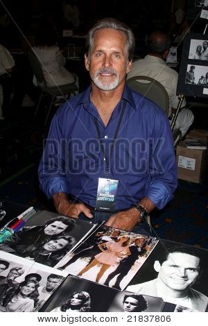 LOS ANGELES - JUL 16: Gregory Harrison på Hollywood Show på Burbank Marriott Convention Center 