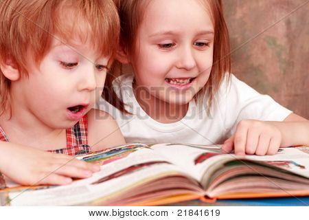 meisje en jongen vriendelijk een interessant boek lezen