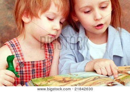 meisje en jongen vriendelijk een interessant boek lezen