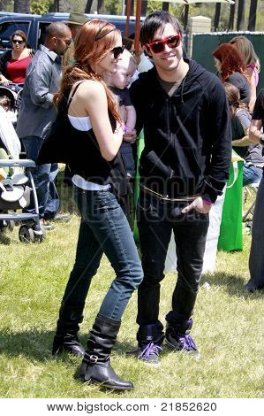 LOS ANGELES - JUN 7: Ashlee Simpson, Pete Wentz og deres lille søn på A Time for Heroes berømthe