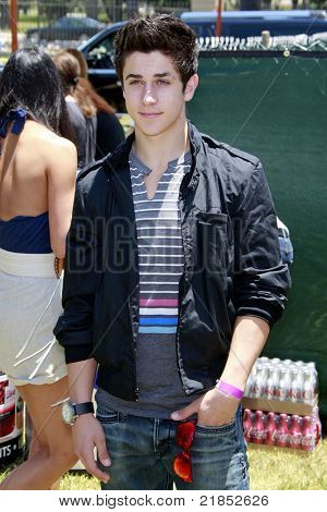 LOS ANGELES - JUN 7: David Henrie bei der A-Zeit für Helden Celebrity Karneval zugunsten der Elizabe
