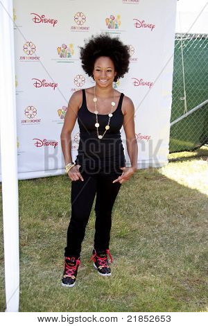 LOS ANGELES - JUN 7: Monique Coleman w czas dla bohaterów Carnival sławna korzyści Eliz