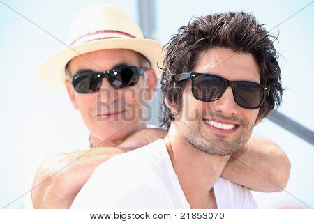 父亲和儿子戴着太阳镜