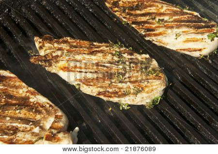Gegrilltes Hähnchen mit Kräutern