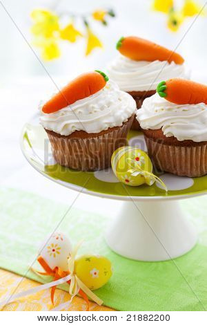 Påske cupcakes med marcipan gulerødder på en kage stå