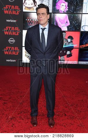 LOS ANGELES - DEC 09:  Benicio Del Toro arrives for the 'Star Wars: The Last Jedi' World Premiere on December 09, 2017 in Los Angeles, CA                