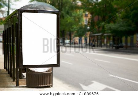 Tomme hvide billboard ved busstoppested